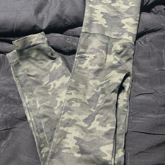 SPANX seamless leggings in camo size S - Picture 1 of 2